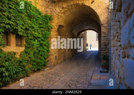 Tunnel d'ingresso alla piazza principale del centro storico di Peratallada. Peratallada, Catalogna, Spagna Foto Stock