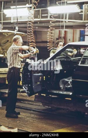 1970s America: Installazione del cablaggio della carrozzeria sulla linea di assemblaggio Cadillac ca. 1973 Foto Stock