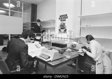 Storia dei Paesi Bassi: Il 15 marzo è stato lanciato il nuovo quotidiano " De Dag "; la sala di montaggio "De Dag" a Haarlem ca. Marzo 6, 1980 Foto Stock