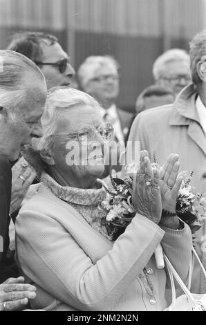 La principessa Margriet svela un monumento al campo aereo di Teuge che commemora il ritorno della principessa Giuliana e delle tre figlie nei Paesi Bassi liberati il 2 agosto 1945: La principessa Juliana applaude ca. 1985 Foto Stock