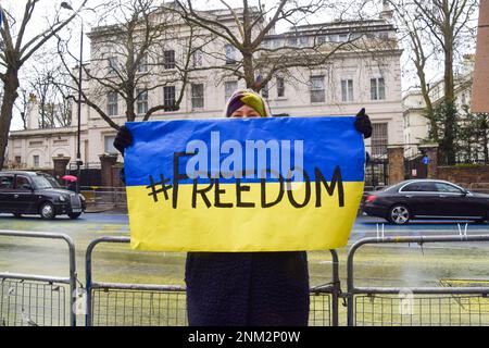 Londra, Regno Unito. 24th febbraio 2023. I manifestanti si riuniscono fuori dall’ambasciata russa a Londra nel primo anniversario dell’invasione russa dell’Ucraina. Credit: Vuk Valcic/Alamy Live News Foto Stock