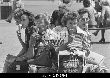 Ondata di caldo tropicale in Europa durante l'estate del 1976. Le donne più anziane che si siedono fuori mangiare coni di gelato di fusione ca. Luglio 6, 1976 Foto Stock