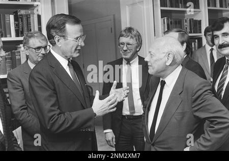 Visita il Vice Presidente degli Stati Uniti George Bush; conversazione con l'opposizione Bush in conversazione con Den Uyl , Stemerdink (PvdA) (m), Meyer, (l) Van de Berg (PvdA) (r) ca. 1985 Foto Stock