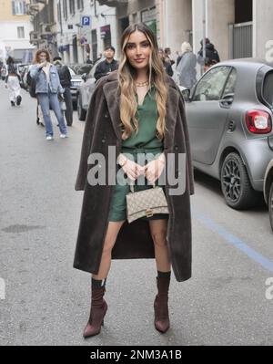 Corinne Pino Street style outfit prima della sfilata di moda Iceberg durante la settimana di moda Milano 2023/2024 Foto Stock