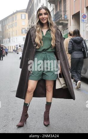 Corinne Pino Street style outfit prima della sfilata di moda Iceberg durante la settimana di moda Milano 2023/2024 Foto Stock