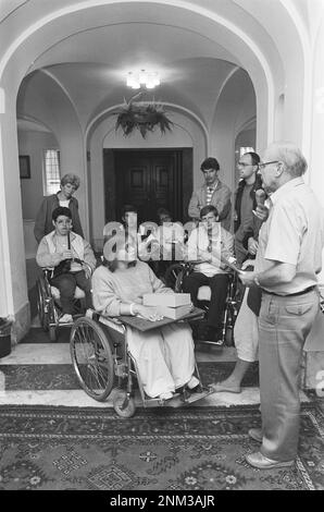 (Didascalia originale) disabili nel Municipio di Amsterdam con Alderman Walraven ca. 1985 Foto Stock