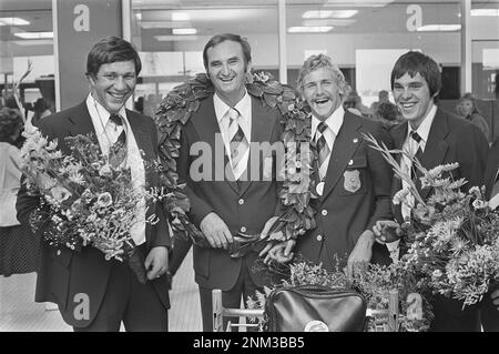 Parte squadra di polo d'acqua di ritorno da Montreal, da sinistra a destra: Buunk, allenatore Trumbic, Smits e custode della riserva Boegschoten in de Bloemen ca. 30 luglio 1976 Foto Stock