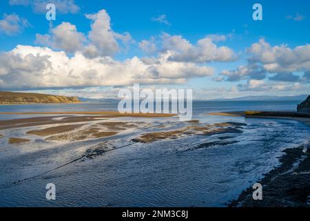 Da Abersoch, sulla penisola di Llyn, nel Galles settentrionale, si affaccia sul mare fino alle colline di Snowdonia. Foto Stock