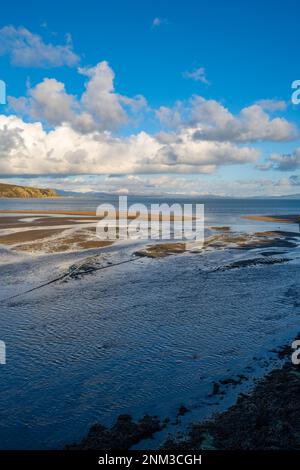 Da Abersoch, sulla penisola di Llyn, nel Galles settentrionale, si affaccia sul mare fino alle colline di Snowdonia. Foto Stock