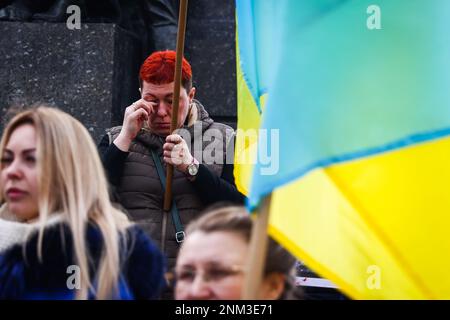 Cracovia, Polonia. 24th Feb, 2023. Una donna si criia durante una dimostrazione di solidarietà con l'Ucraina per commemorare un anno di invasione russa sull'Ucraina. Cracovia, Polonia il 24 febbraio 2023. L'attacco su vasta scala della Russia ha causato la più grande crisi europea di rifugiati dalla seconda guerra mondiale, con oltre 10 milioni di persone che attraversano il confine polacco. (Credit Image: © Beata Zawrzel/ZUMA Press Wire) SOLO PER USO EDITORIALE! Non per USO commerciale! Credit: ZUMA Press, Inc./Alamy Live News Foto Stock