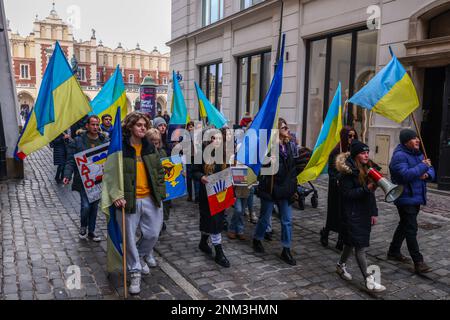 Cracovia, Polonia. 24th Feb, 2023. Cittadini e sostenitori ucraini partecipano a una dimostrazione di solidarietà con l'Ucraina per commemorare un anno di invasione russa sull'Ucraina. Cracovia, Polonia il 24 febbraio 2023. L'attacco su vasta scala della Russia ha causato la più grande crisi europea di rifugiati dalla seconda guerra mondiale, con oltre 10 milioni di persone che attraversano il confine polacco. (Credit Image: © Beata Zawrzel/ZUMA Press Wire) SOLO PER USO EDITORIALE! Non per USO commerciale! Credit: ZUMA Press, Inc./Alamy Live News Foto Stock