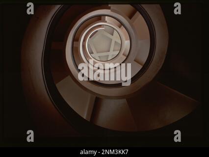 La Casa della Cultura nel villaggio Chekist, Ekaterinburg, Russia, presenta una scala a chiocciola progettata in stile costruttivista. Questa fotografia degli interni mette in risalto gli elementi architettonici modernisti. Foto Stock