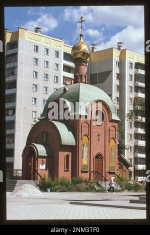 La Cappella di San Nicola, costruita nel 2000, si trova sulla prospettiva Lenin a Cheliabinsk, Russia. Questa vista a sud-ovest mostra il design moderno della cappella nel paesaggio urbano della città. Foto Stock