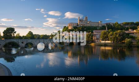 Francia. Occitano. Herault (34) Beziers. Il Ponte Vecchio (Pont Vieux) sul fiume Orb con la cattedrale sullo sfondo Foto Stock