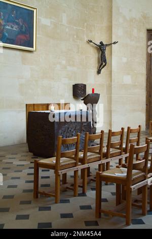 La Cappella dedicata a Sainte-Therese de l'Enfant Gesù con una statua, scultura di Sainte-Therese di Paul Landowski, Parigi Francia Foto Stock