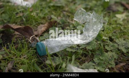 Bottiglie in plastica gettate a terra - primo piano, concetto di pulizia ambientale Foto Stock