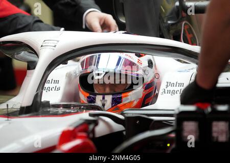 Sakhir, Bahrein. 24th Feb, 2023. Motorsport: Formula 1, prove. Nico Hülkenberg della squadra tedesca Haas è ai box. Credit: Hasan Brantic/dpa/Alamy Live News Foto Stock