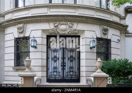 Ingresso ad un elegante edificio di appartamenti in stile barocco o ad una casa cittadina, con griglia di ferro decorativa e protettiva sulle finestre Foto Stock