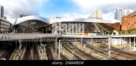 Una vista panoramica dell'entrata Sud della stazione ferroviaria di Birmingham New Street con binari ferroviari e piattaforme sotterranee Foto Stock