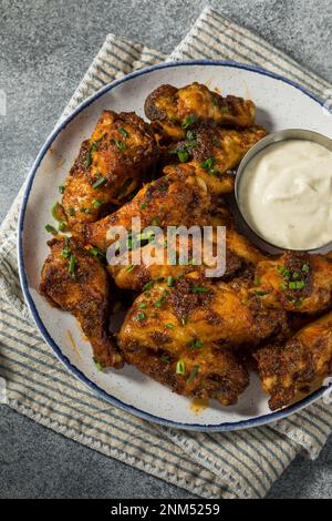 Ali di pollo calde di Nashville fatte in casa con salsa Ranch Foto Stock