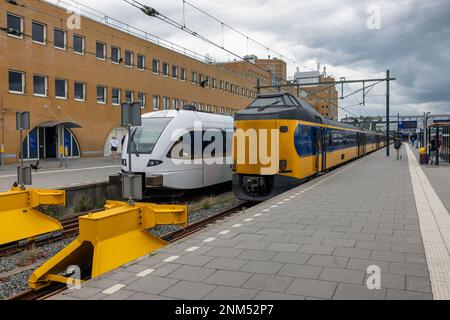 Binario ferroviario con treni in attesa pronti per la partenza nella città olandese di Groningen Foto Stock