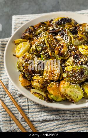 Germogli di brussel alla griglia fatti in casa asiatici con salsa di soia Foto Stock