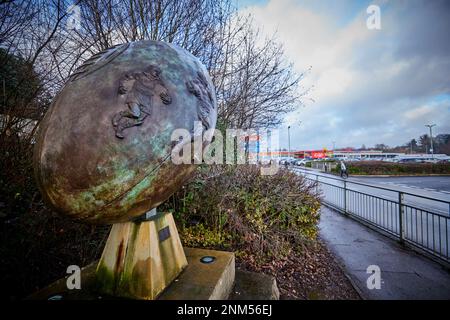 Ruby ball art installazione alla vista del vecchio stadio Wigan Foto Stock