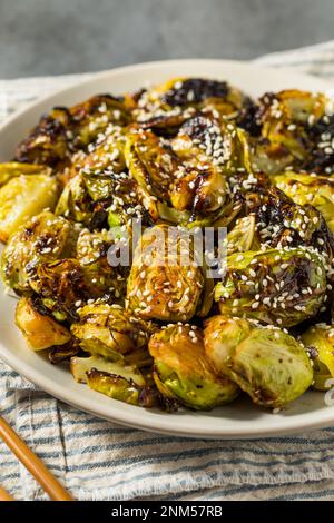 Germogli di brussel alla griglia fatti in casa asiatici con salsa di soia Foto Stock