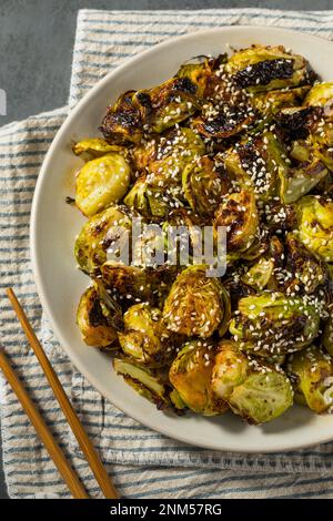 Germogli di brussel alla griglia fatti in casa asiatici con salsa di soia Foto Stock