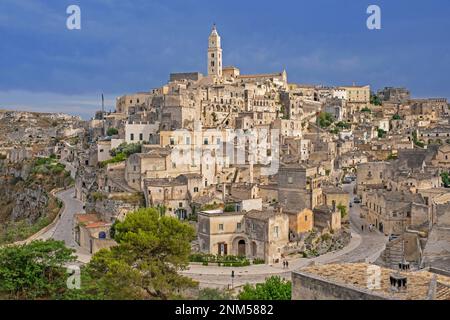 Sasso Barisano nel complesso dei Sassi di Matera di abitazioni rupestri nell'antica città di Matera, capitale della Basilicata, Italia meridionale Foto Stock