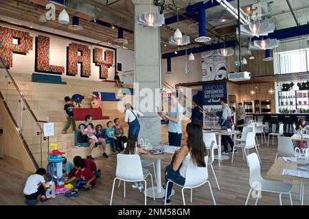 Toronto, Ontario / Canada - 28 maggio 2017: Moderna caffetteria con area giochi Foto Stock