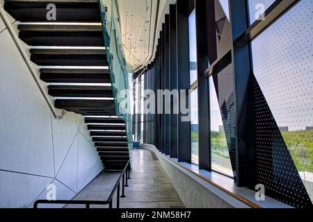 Toronto, Ontario / Canada - 24 maggio 2015: Interni di architettura contemporanea con parete di vetro e scala Foto Stock