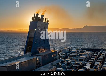 Traghetto auto da Grimaldi linee che navigano sul Mare Adriatico al tramonto dall'Italia a Igoumenitsa in Grecia Foto Stock