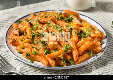 Pasta fatta in casa Vermouth Penne con pomodoro e formaggio Foto Stock