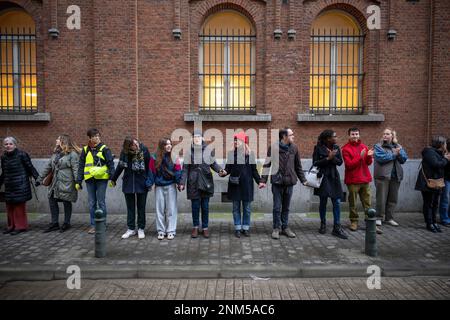 Bruxelles, Belgio. 24th Feb, 2023. L'immagine mostra i richiedenti asilo e varie ONG formano una catena umana intorno al centro di asilo Fedasil 'Klein Kasteeltje - Petit Chateau' (piccolo castello), per chiedere urgentemente un'azione per fornire rifugio, venerdì 24 febbraio 2023 a Bruxelles. BELGA FOTO JONAS ROOSENS Credit: Agenzia Notizie Belga/Alamy Live News Foto Stock
