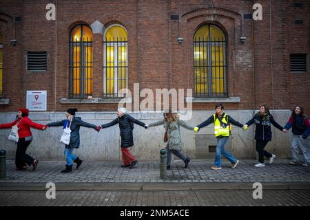 Bruxelles, Belgio. 24th Feb, 2023. L'immagine mostra i richiedenti asilo e varie ONG formano una catena umana intorno al centro di asilo Fedasil 'Klein Kasteeltje - Petit Chateau' (piccolo castello), per chiedere urgentemente un'azione per fornire rifugio, venerdì 24 febbraio 2023 a Bruxelles. BELGA FOTO JONAS ROOSENS Credit: Agenzia Notizie Belga/Alamy Live News Foto Stock