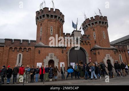 Bruxelles, Belgio. 24th Feb, 2023. L'immagine mostra i richiedenti asilo e varie ONG formano una catena umana intorno al centro di asilo Fedasil 'Klein Kasteeltje - Petit Chateau' (piccolo castello), per chiedere urgentemente un'azione per fornire rifugio, venerdì 24 febbraio 2023 a Bruxelles. BELGA FOTO JONAS ROOSENS Credit: Agenzia Notizie Belga/Alamy Live News Foto Stock
