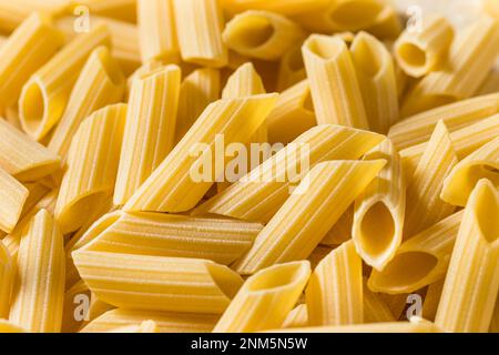 Pasta di Pennoni biologica cruda in una ciotola Foto Stock