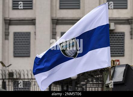 KIEV, UCRAINA - 24 FEBBRAIO 2023 - la bandiera della Legione "libertà di Russia" delle forze armate ucraine si vede fuori dall'ambasciata russa, Kiev, capitale dell'Ucraina. Foto Stock