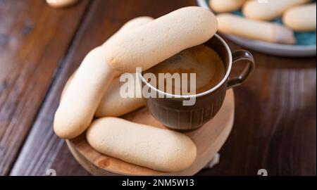 Biscotti lingua del gatto. Pasticceria tradizionale indonesiana e italiana. Dessert e caffè espresso Foto Stock