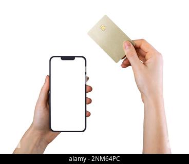 Lodz, Polonia Febbraio 05 2023 mockup dello schermo dello smartphone e mano con mock-up della carta oro della banca di plastica per il pagamento in linea isolato su fondo bianco. Foto Stock