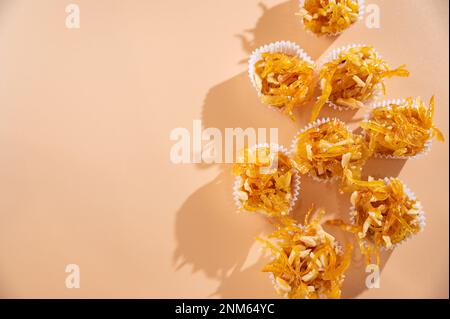 Un tipico dessert italiano della Sardegna, del Nuorese, della Baronia e della Gallura. sottili strisce di scorza d'arancia candita con miele, di mandorle, di prodotti tipici della regione. Foto Stock