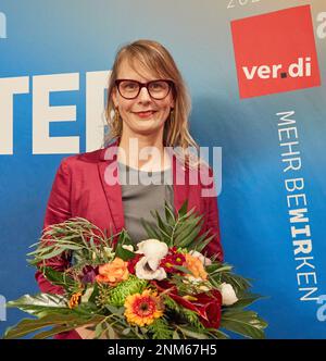 Amburgo, Germania. 24th Feb, 2023. Sandra Goldschmidt, presidente, si trova di fronte a un'esposizione durante un evento stampa dopo l'elezione della direzione del distretto di stato di ver.di alla conferenza del distretto di stato. Credit: Georg Wendt/dpa/Alamy Live News Foto Stock