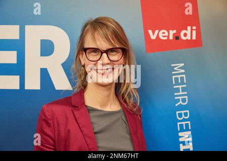 Amburgo, Germania. 24th Feb, 2023. Sandra Goldschmidt, presidente, si trova di fronte a un'esposizione durante un evento stampa dopo l'elezione della direzione del distretto di stato di ver.di alla conferenza del distretto di stato. Credit: Georg Wendt/dpa/Alamy Live News Foto Stock