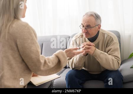 Psicologo caregiver console anziani americani per la salute mentale, psicologia geriatrica, depresso uomo anziano parlando con psicologa femminile Foto Stock