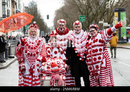 Revellers in abito fantasia per il carnevale. Kö-Treiben su Königsallee a Düsseldorf, Renania settentrionale-Vestfalia, Germania, Europa Foto Stock