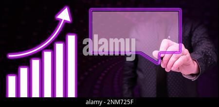 Uomo d'affari in ufficio Uniform Holding Pen scrittura su schermo presentando tecnologia futuristica. Tecnico di laboratorio che utilizza Stylus prendendo appunti che mostrano il moderno Foto Stock