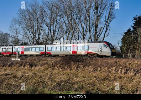 Classe 755 Stadler FLIRT unità multipla bimodale gestita dalla Greater Anglia, a nord di Ely, Cambridgeshire, Inghilterra Foto Stock