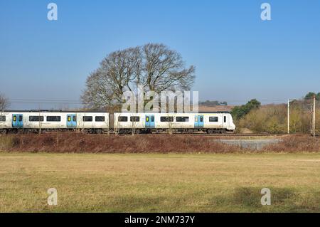 Il treno suburbano Thameslink classe 700 EMU attraversa la campagna tra Hitchin e Letchworth, Hertfordshire, Inghilterra Foto Stock