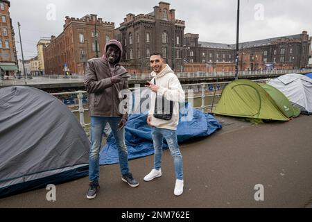 Bruxelles, Belgio. 24th Feb, 2023. I rifugiati si pongono per il fotografo davanti ai richiedenti asilo e varie ONG formano una catena umana intorno al centro di asilo Fedasil 'Klein Kasteeltje - Petit Chateau' (piccolo castello), per chiedere urgentemente un'azione per fornire rifugio, venerdì 24 febbraio 2023 a Bruxelles. BELGA FOTO JONAS ROOSENS Credit: Agenzia Notizie Belga/Alamy Live News Foto Stock